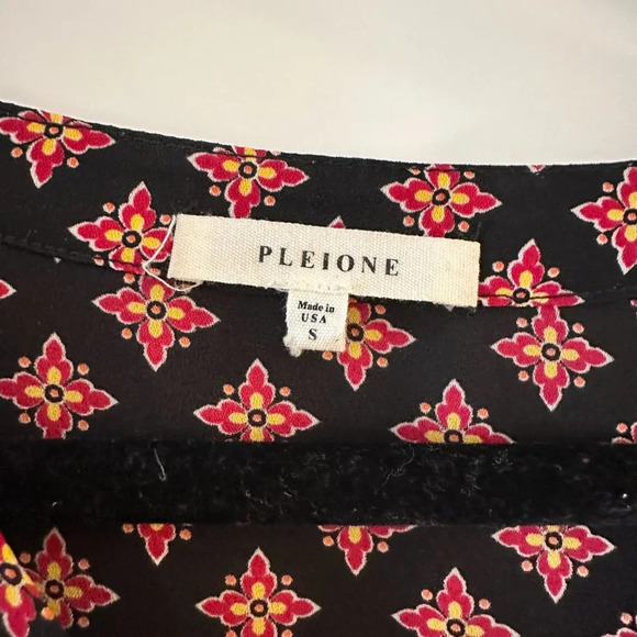 NORDSTROM PLEIONE Short Sleeve Black Pattern V Neck Blouse - small - Picture 4 of 6